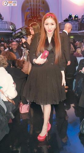 何超盈潮拜名师劲集邮 巴黎看秀购物两不忘