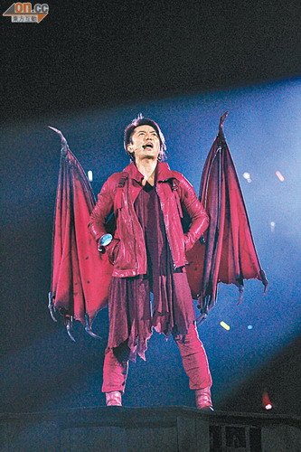 郑伊健个唱“入魔”化身蝙蝠侠 蒙嘉慧捧场(图)