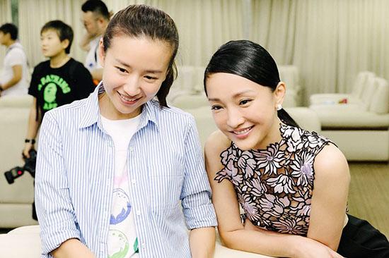 董洁素颜出席周迅慈善活动 携子力行公益事业