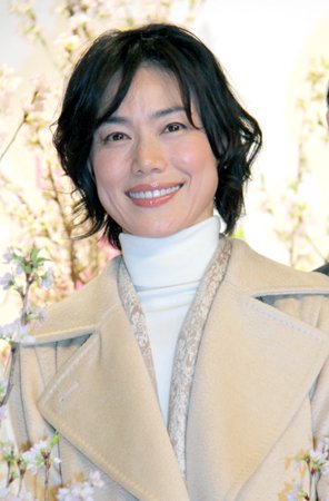 今井美树出席《冬日樱花》发布会 大赞草剪刚