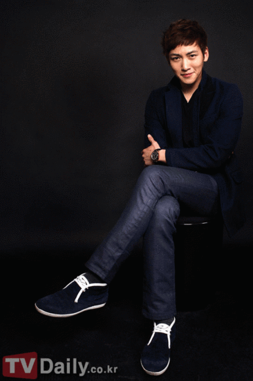 韩星池昌旭接受专访 称想成为像东海一样的演员