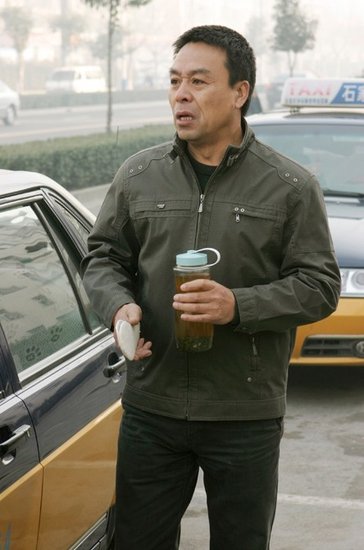 《我在马路边捡到一个人》热拍 揭示的哥生活