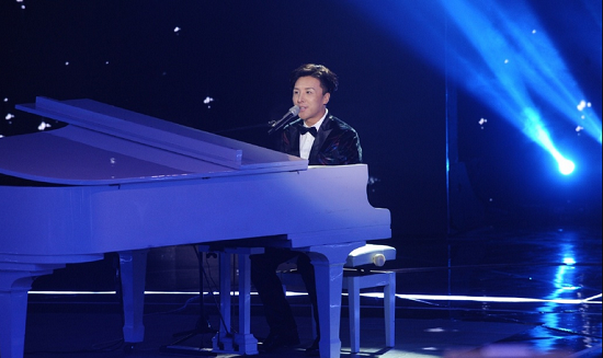 曹轩宾参加央视音乐节目 钢琴弹唱《思念的人》
