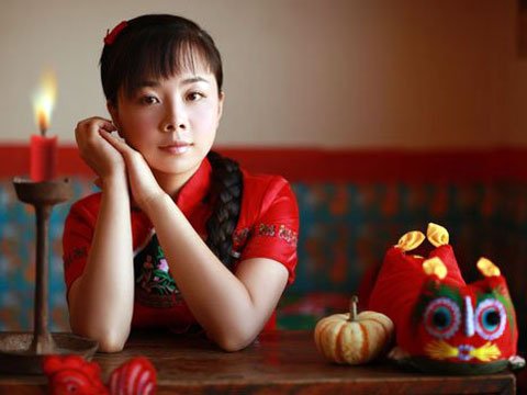 王二妮助阵文化节旅游节 高唱《东方红》_娱乐_腾讯网