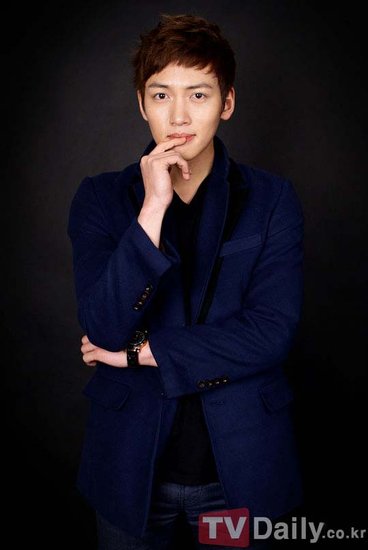 韩星池昌旭接受专访 称想成为像东海一样的演员