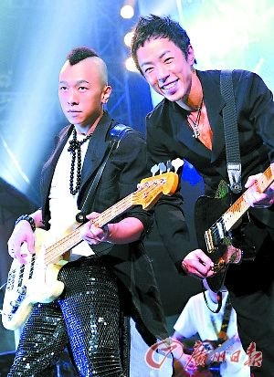  黄家强 与 黄贯中 微博掀 骂战  劝安心陪朱茵安胎