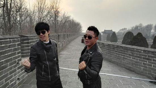 黑龙胡铁《友情岁月》MV首播 上演卧底动作片