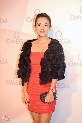 章子怡亮相笑容欠奉低头玩手机 拒谈汪峰(图)