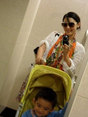 lucas与弟弟亲密合照曝光 张柏芝大玩自拍【图】