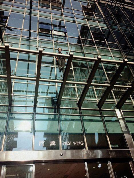 张瑶新戏吊威亚成功夫女星 搭档三岁舞帝张峻豪