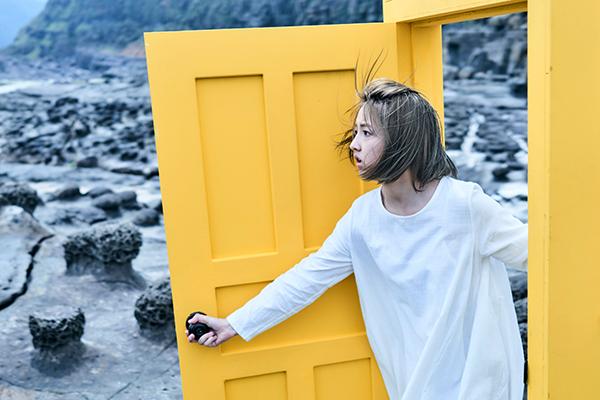 张子枫《推理笔记》开播 再现唐人街“诡异笑”