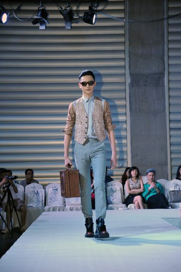 于小彤T台首秀获肯定 助力洪晃独创品牌新装秀