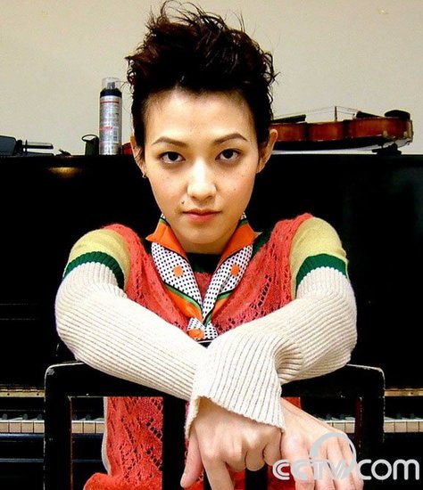 陈绮贞范晓萱加盟江苏跨年 一动一静歌艺比拼