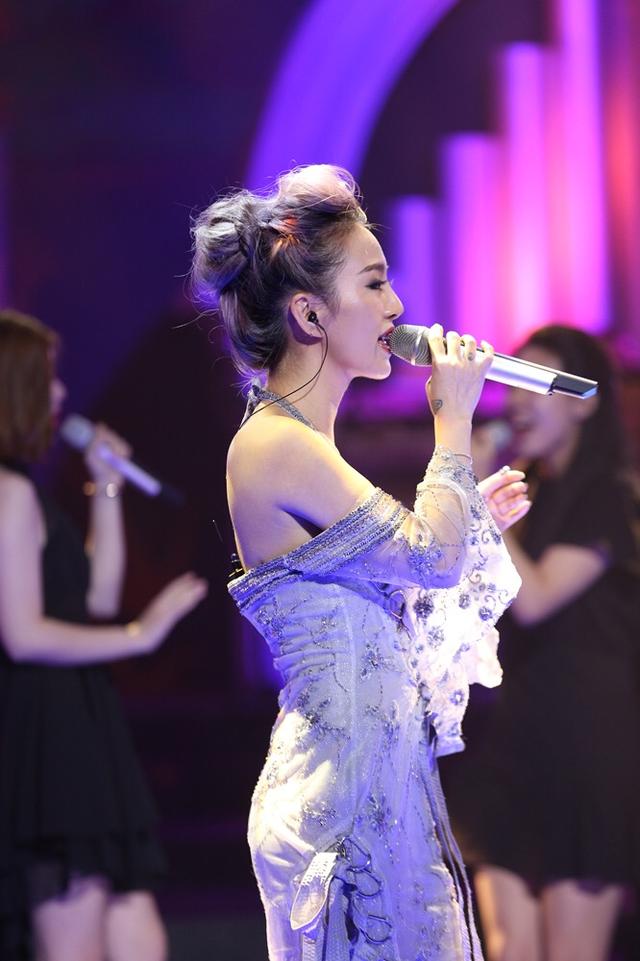 胡灵助阵《大地飞歌》 全新演绎《彩云追月》