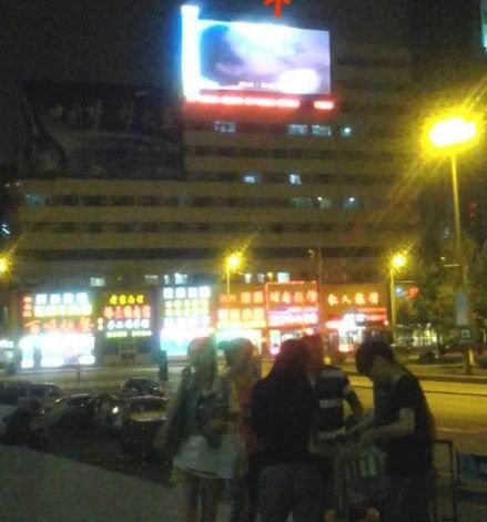 吉林火车站前大屏幕播香港情色电影《金瓶梅》
