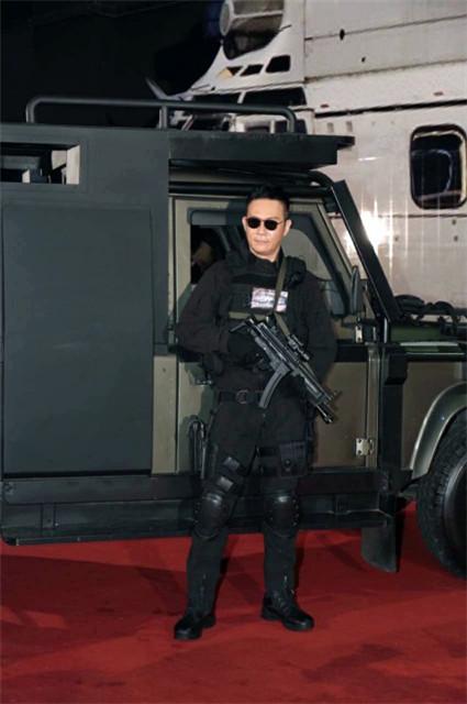 《飞虎极战》开机 张兆辉手持枪械上阵帅爆了