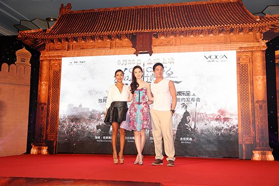 《绝命逃亡》定档9·26 刘亦菲低胸吊带裙秀身材