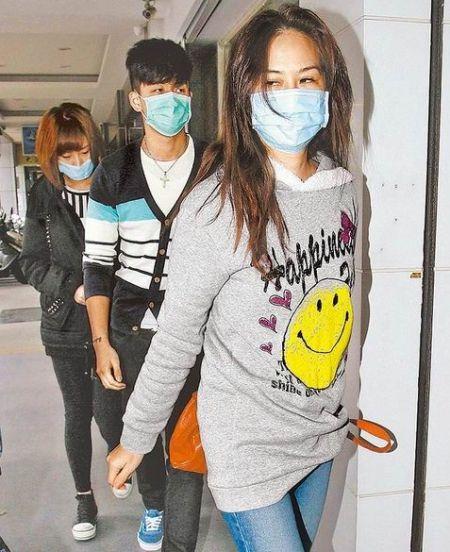 金友庄带<em>儿子女儿</em>现身