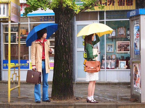 韩剧《爱情雨》公开剧照 允儿金时厚车站邂逅