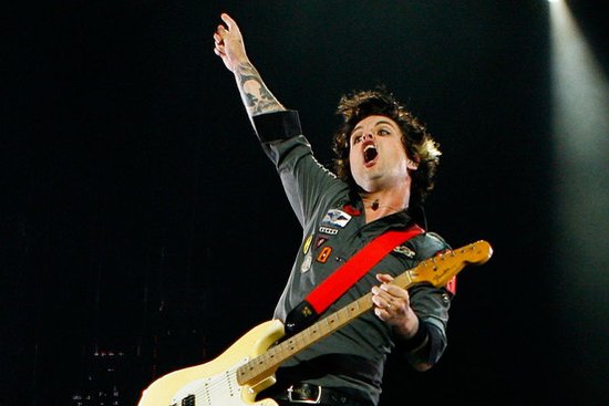 但是乐队主唱billie joe armstrong(比利乔        阿姆      斯特朗)