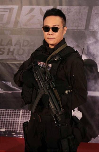 《飞虎极战》开机 张兆辉手持枪械上阵帅爆了