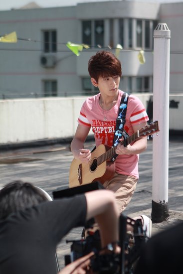 陈翔携师妹陆翊拍摄微电影 现场玩转吉他篮球