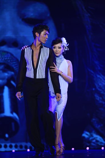 胡宇崴《舞林》展现“味道” 深V舞蹈服秀身材