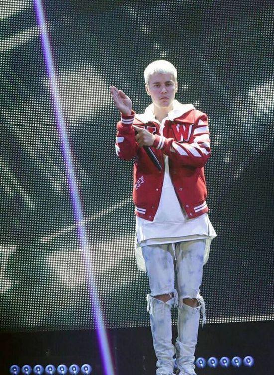 比伯演唱会上拒绝粉丝礼物:我不想要这狗屎