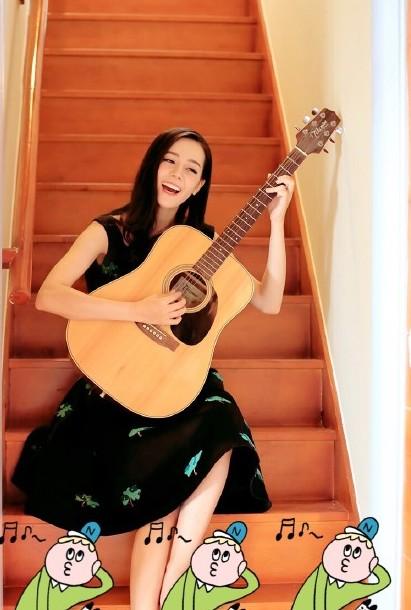 你怎么辣么萌!迪丽热巴晒抱吉他美照