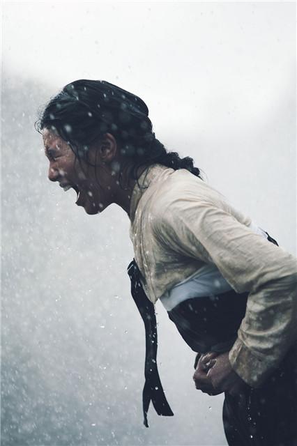 《桃李花歌》曝秀智剧照 寒冬淋雨练声歇斯底里