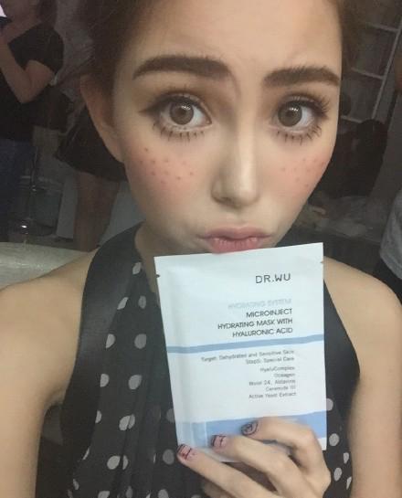 昆凌怀孕仍不忘工作 画雀斑妆晒美照