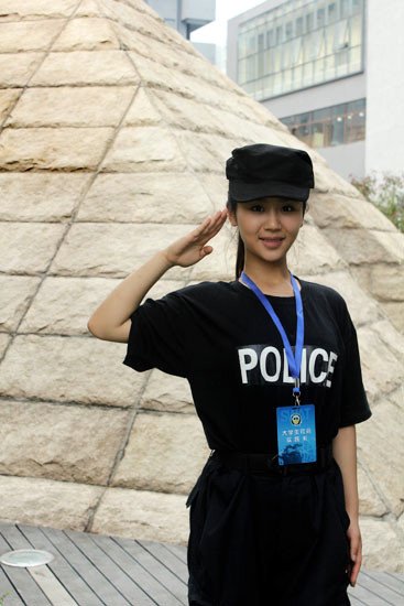 杨紫穿越时空演霸王花 警花打女范儿帅气十足