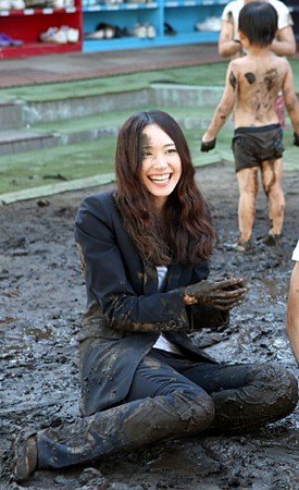 新垣结衣主演《全开GIRL》 浑身是泥仍笑逐颜