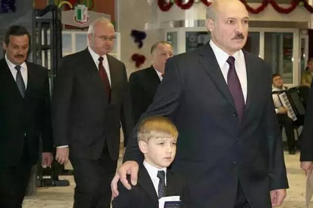 今天阅兵捕获正太一枚!白俄罗斯小王子太呆萌