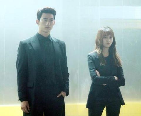 玉泽演金所炫穿干练黑色西装 酷劲十足