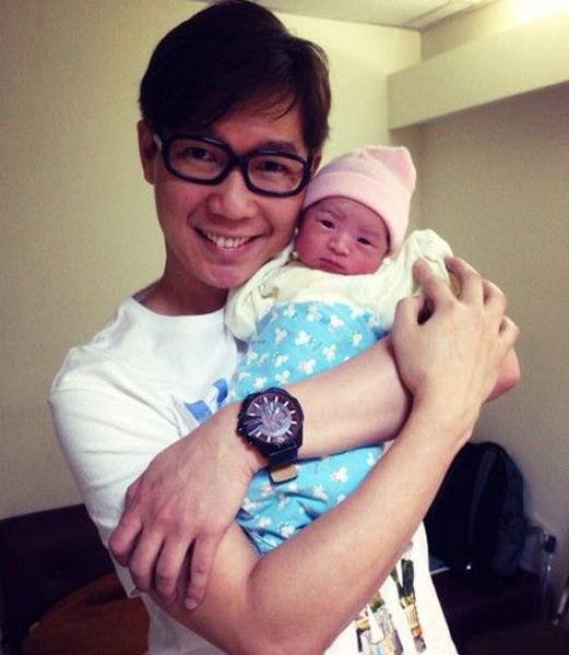 品冠再当爹:看着小情人从妈妈肚子里抱出来