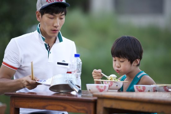 《爸爸去哪儿》张亮儿子哭闹 嫌农村臭想逃跑