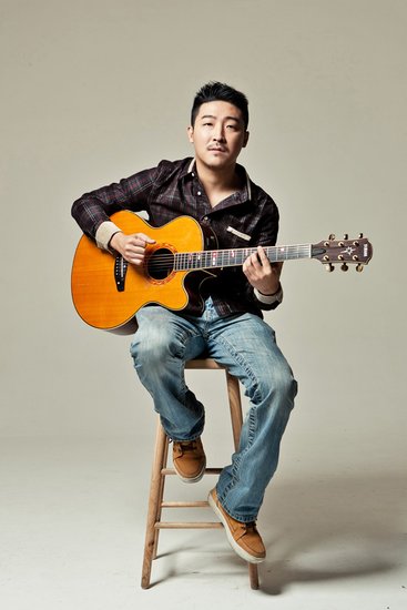 姚谦首度撑镜拍摄MV 李心洁梁晓雪演绎双城故事