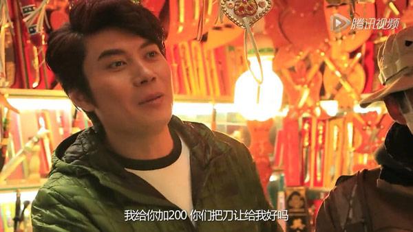 "大傻春"艾伦寻宝频走神 敌队沙漠夜开趴