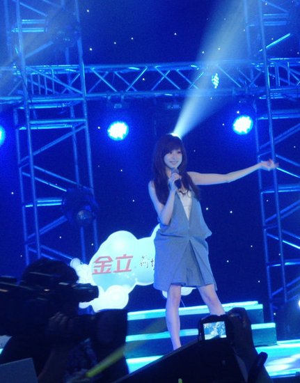 王心凌《<em>音乐</em>现场》扮<em>野蛮女友</em> 谈与贺军翔吻
