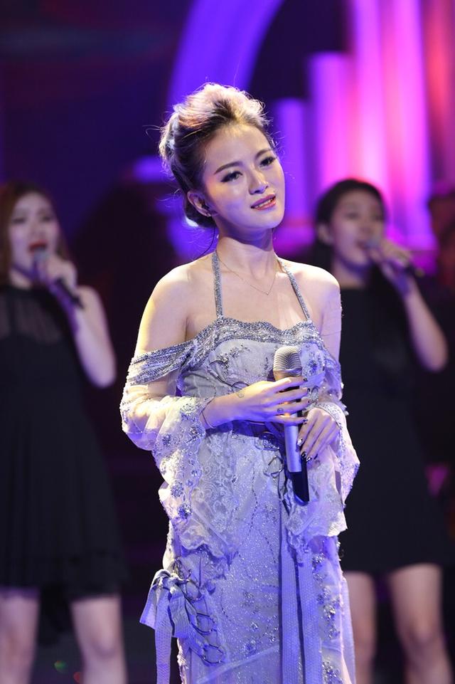 胡灵助阵《大地飞歌》 全新演绎《彩云追月》