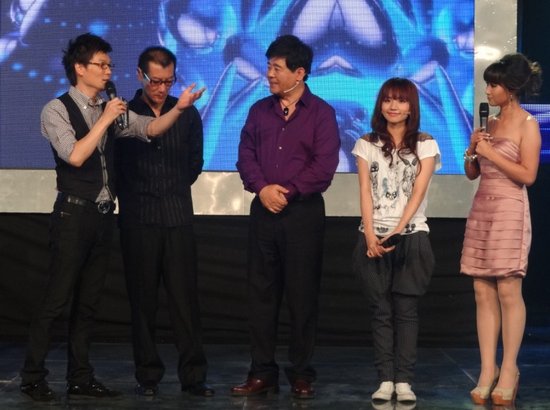 刘惜君做客《穿越年代》 回忆纯美校园生活