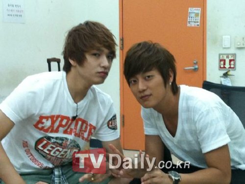 BEAST尹斗俊公开和Simon D合影 展现跨组合