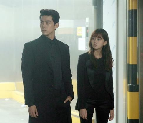 玉泽演金所炫穿干练黑色西装 酷劲十足