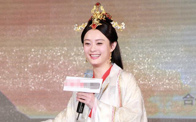 范冰冰被传婚讯捂嘴笑 回答敷衍落荒而逃