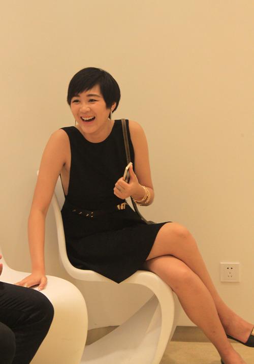 超模王伊娜亮相时装周秀场 回应与李艾做比较