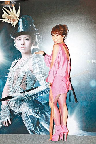 丁当8月来香港开个唱 搞气氛当场脱杜德伟裤子