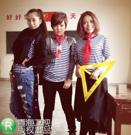 花儿朵朵回校园叹青春 神婆黄夕倍大玩木鱼