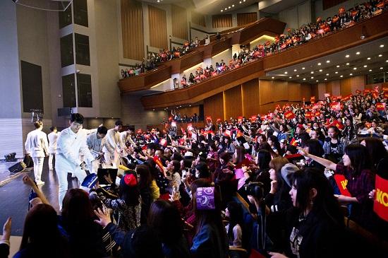 《MIX & MATCH》中国见面会 iKON成员人气火爆