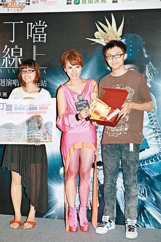 丁当8月来香港开个唱 搞气氛当场脱杜德伟裤子